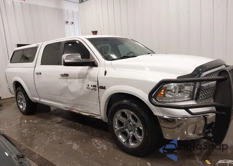 2017 Ram 1500 Laramie 4X4 6'4 Box z USA, uszkodzony, nr VIN 1C6RR7VT5HS627101